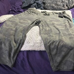 Camo capri joggers with drawstrings pockets in front and pocket in back